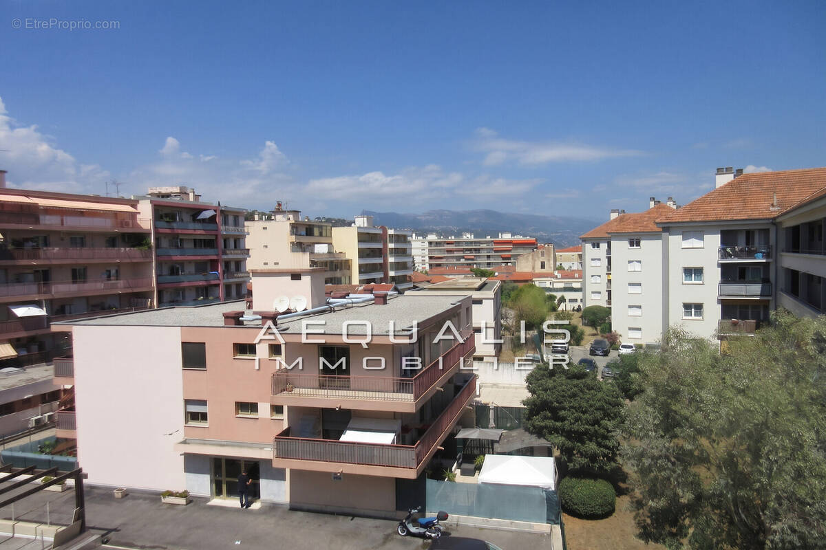 Appartement à SAINT-LAURENT-DU-VAR