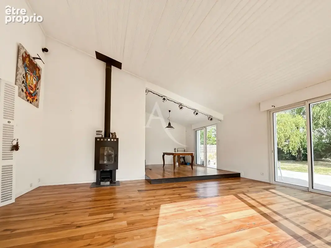 Maison avec une belle architecture sur vaste terrain clos et beaux volumes à Challans - photo 4