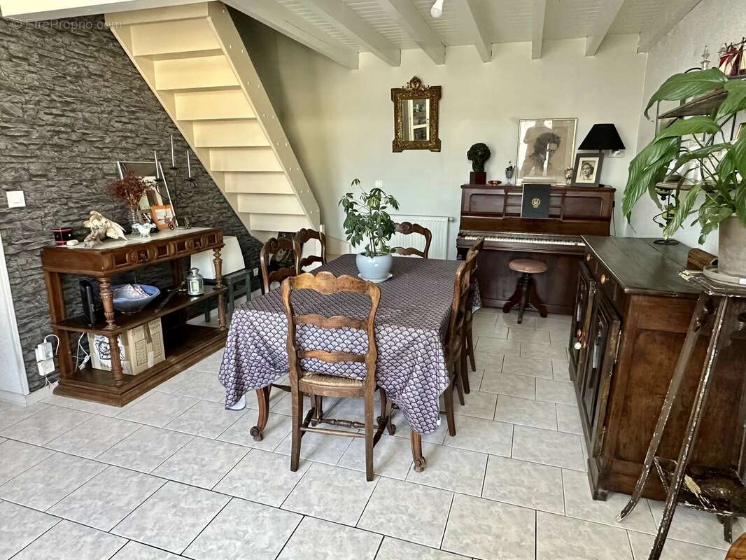 Maison  rénovée avec goût, offrant quatre chambres avec jardin clos - photo 8