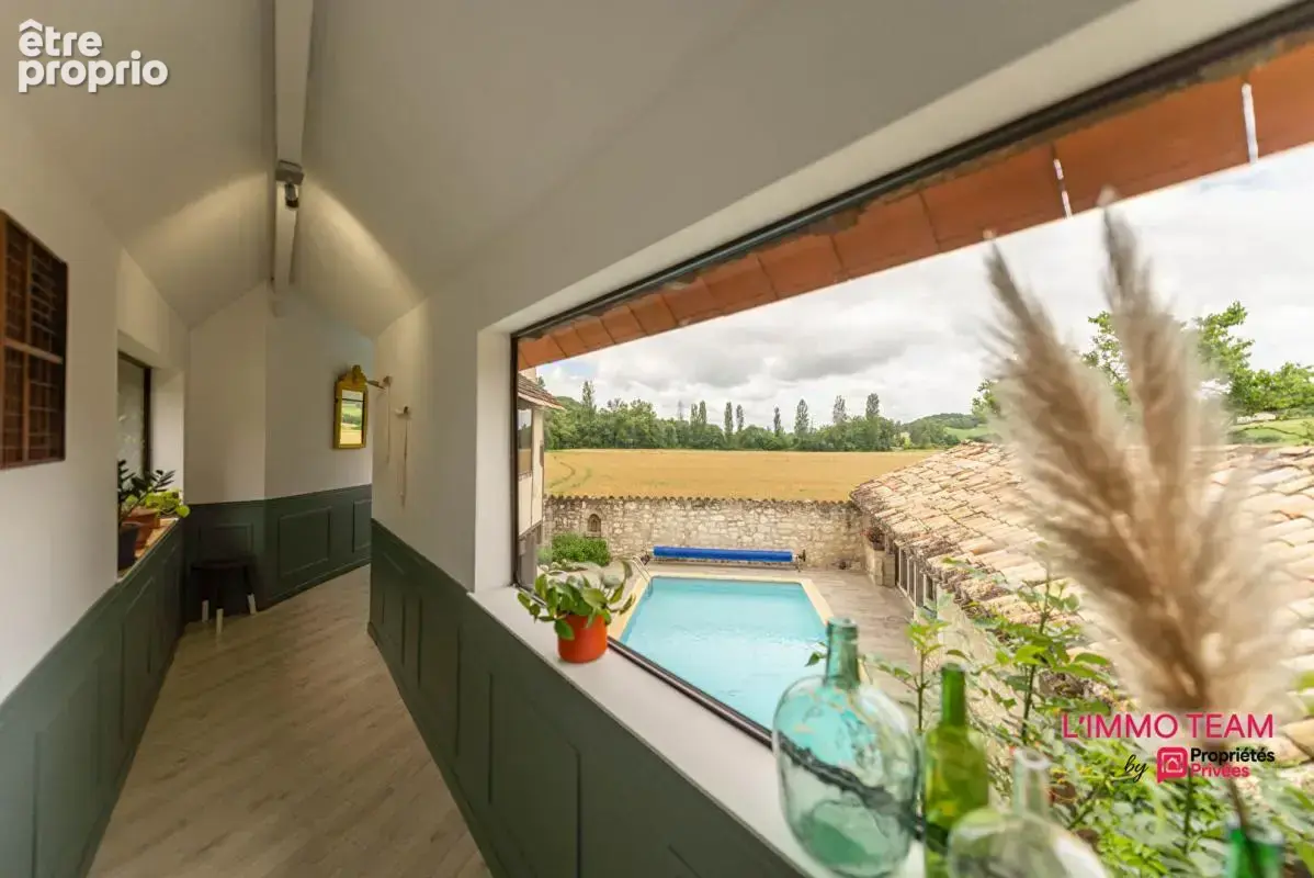 MONTCUQ  Propriété quercynoise 11 pièces sur 5500 m² avec piscine et dépendance - photo 16