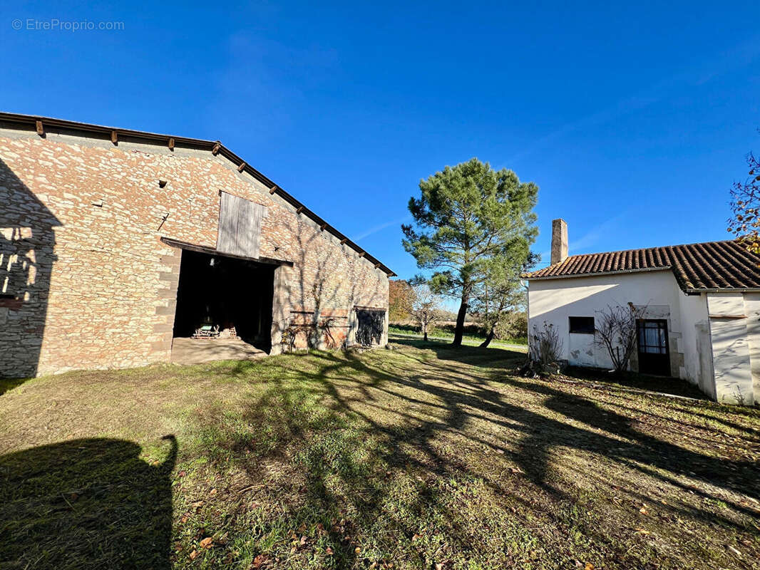 Ensemble : maison d'habitation et dépendances . - photo 2