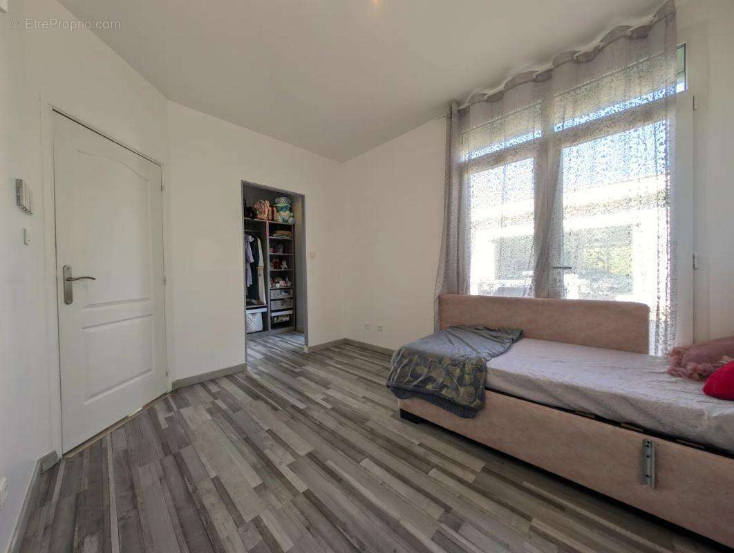 Maison à SAINT-CYR-DE-FAVIERES