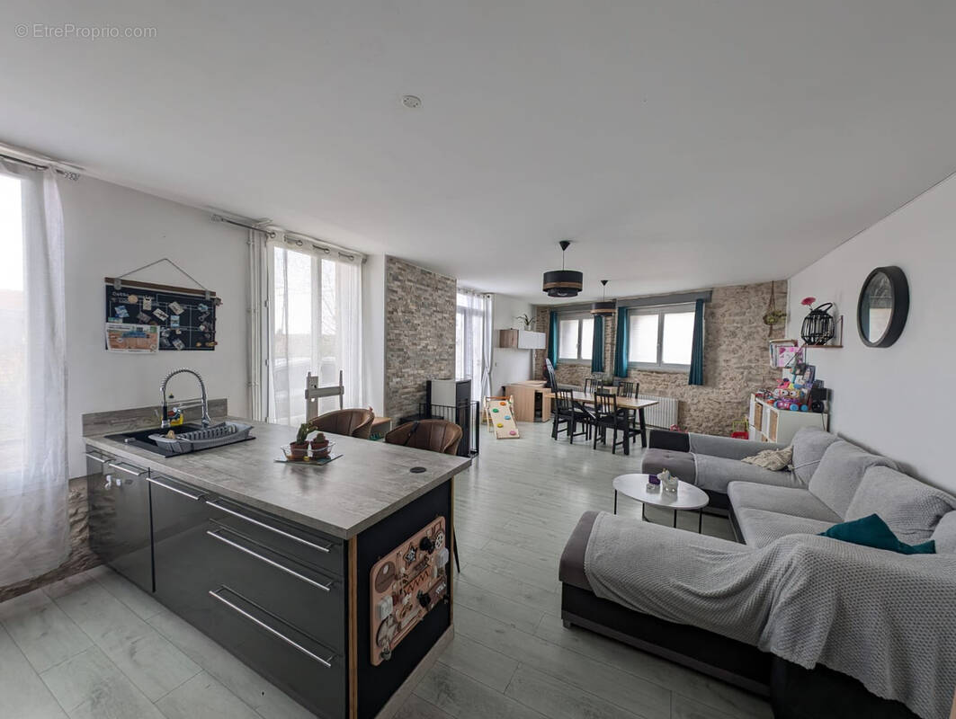 Maison à D'HUISON-LONGUEVILLE