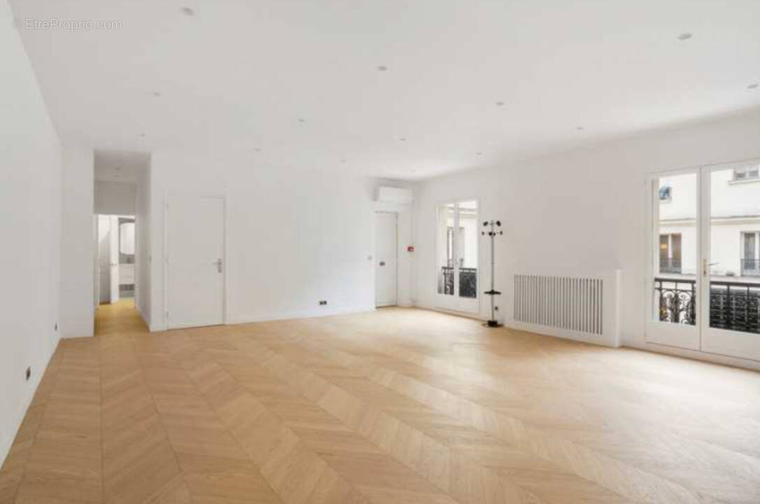 Commerce à PARIS-8E