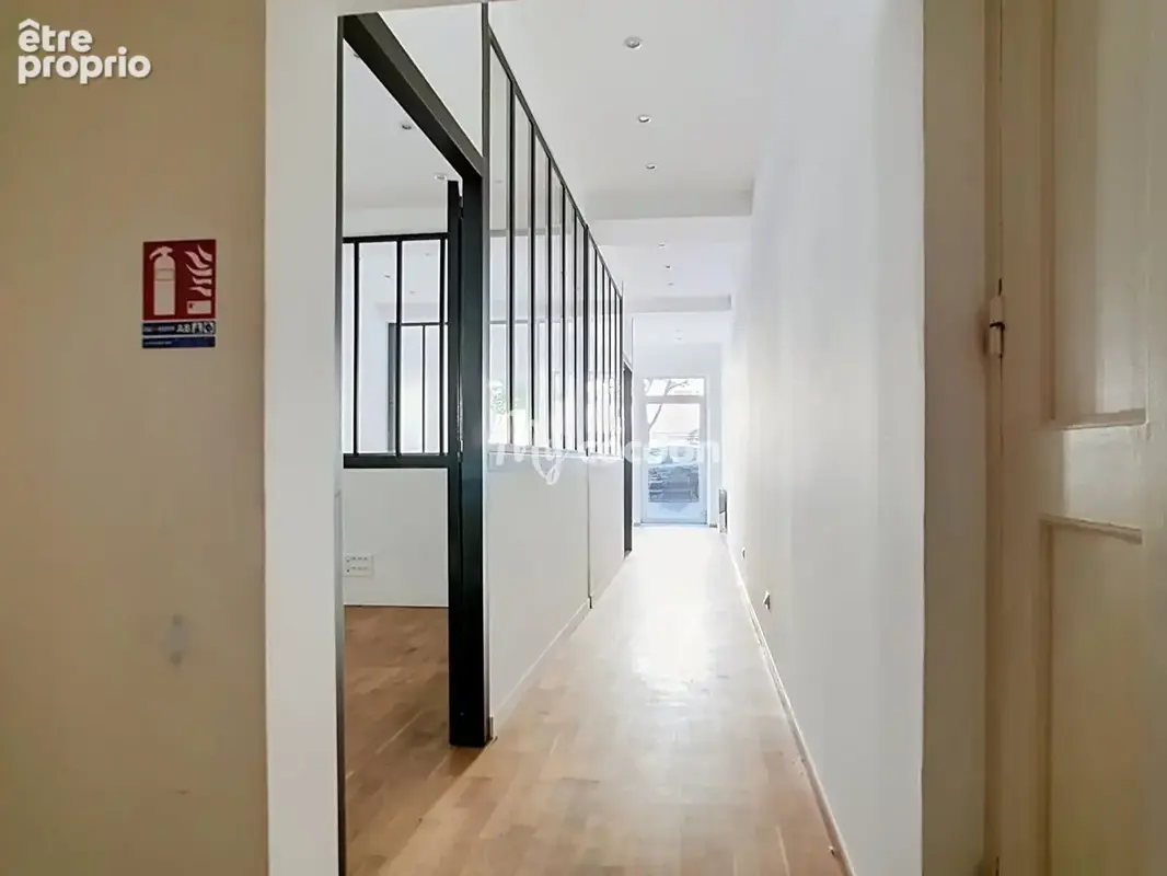 PLACE SAINT LOUIS Local commercial - 60 m² - photo 7