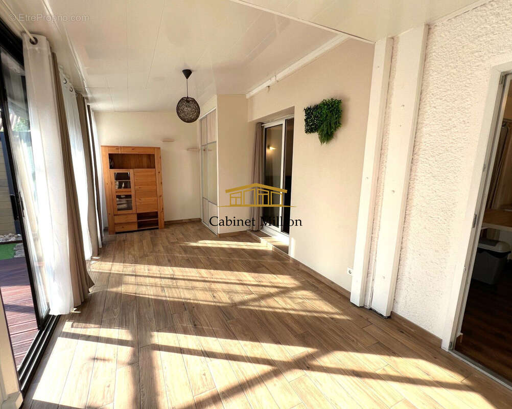 Maison à VIC-LA-GARDIOLE