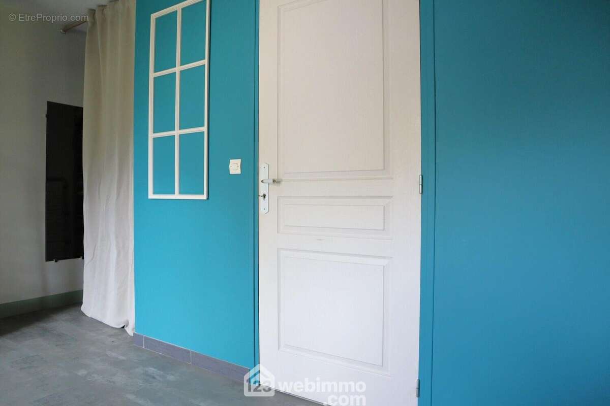 En face, un coin dressing et une buanderie. - Maison à LUSSAC-LES-CHATEAUX