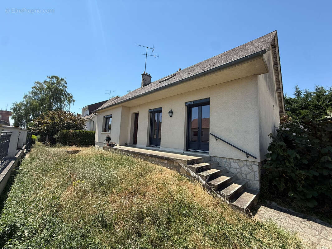 Pavillon familial avec vie de plain-pied, sous-sol total et beau jardin   Toury - photo 2