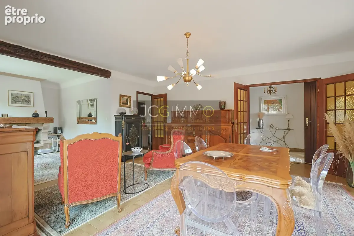 Villa de 318m2 avec deux logements indépendants et fort potentiel ! - photo 13