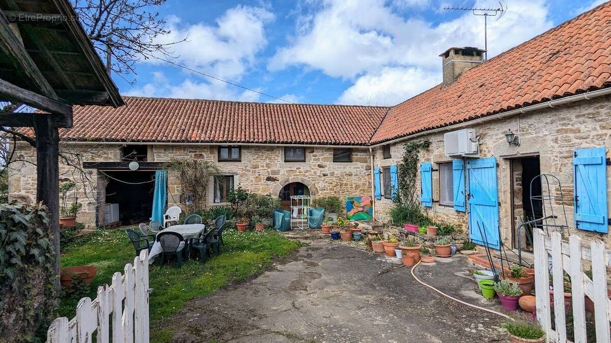 Maison avec dépendances proche Najac - photo 12