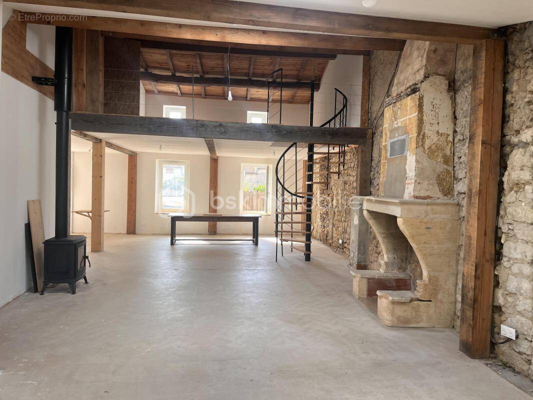 Maison à JAU-DIGNAC-ET-LOIRAC