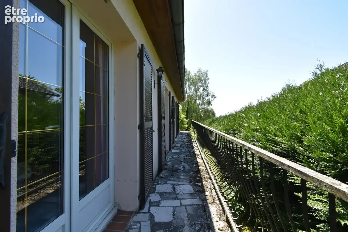 Maison individuelle avec sous-sol complet, grand garage et terrain jusqu’à 46 ares. - photo 2
