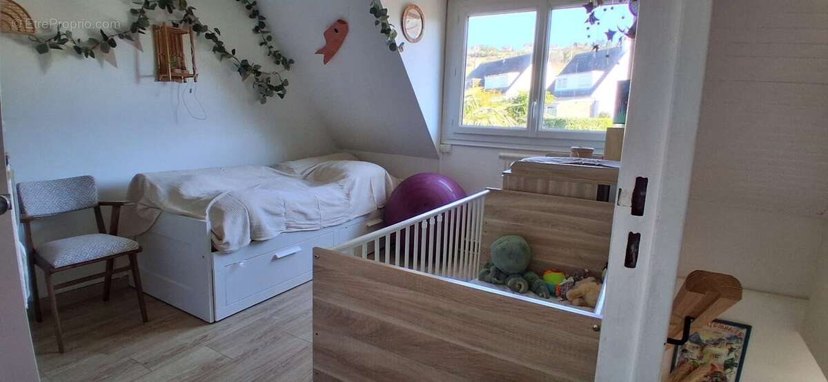 Chambre lumineuse dans un environnement calme, proche de Louviers, avec accès facile vers l'A13 et la RN154. - Maison à LOUVIERS