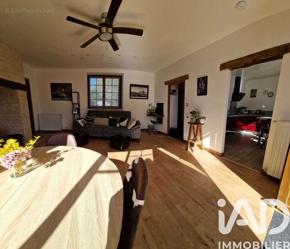 Maison 100 m² à Saint-Cyr-Les-Champagnes  - photo 4