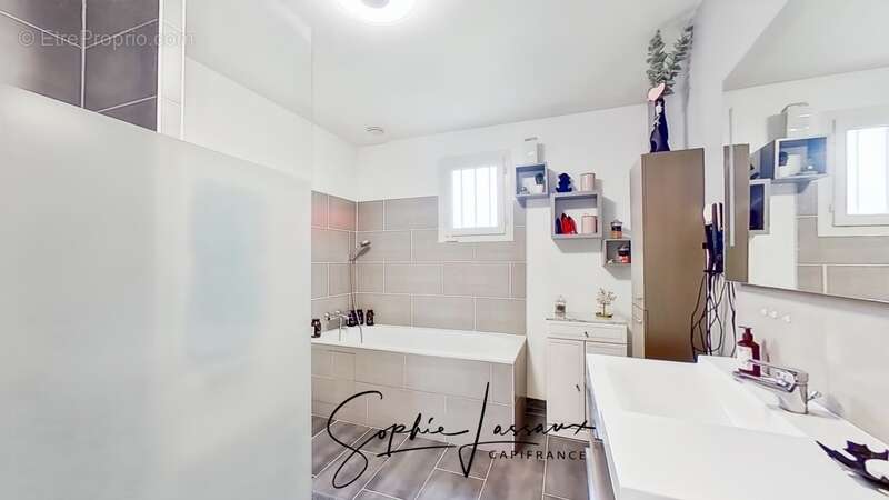 Maison récente de plain-pied à vendre en exclusivité à Authevernes – 152,35 m² – 5 pièces – 3 chambres – Double garage – Pièce c - photo 11