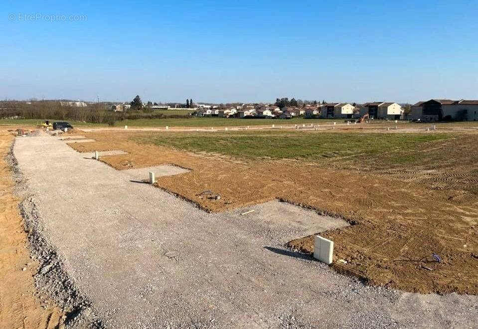 Terrain à MONTANAY