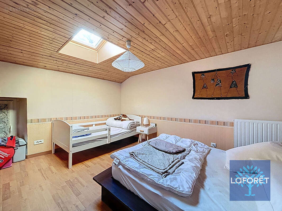 Maison à LA CHAIZE-LE-VICOMTE