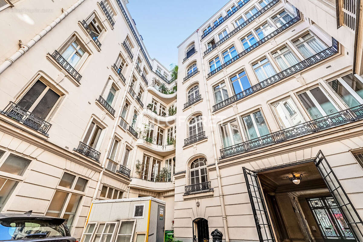 Studio - Dernier étage avec ascenseur - Boulevard de Courcelles, Paris 17e - photo 4