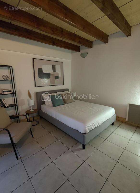 Ensemble immobilier de 108 m2 divisée en 2 logements de 54m2 chacun) avec grand garage 78m2 , un balcon et une cours extérieure - photo 5