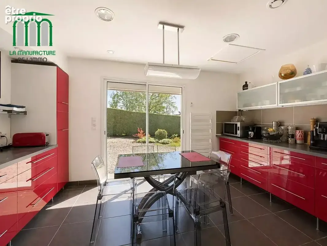 villa d'exception avec piscine et dépendances / saint-genest lerpt golf - photo 8