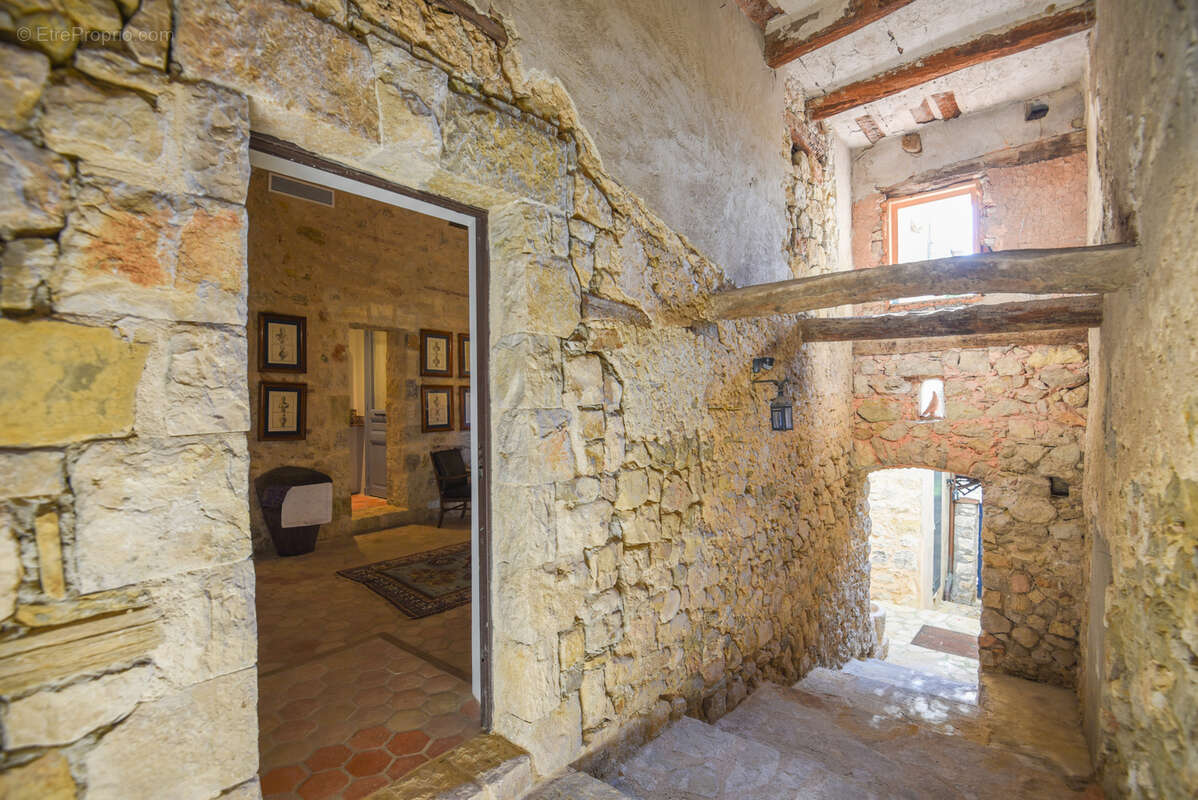 Maison à CHATEAUNEUF-GRASSE