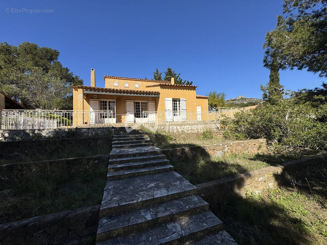 Maison à OPOUL-PERILLOS