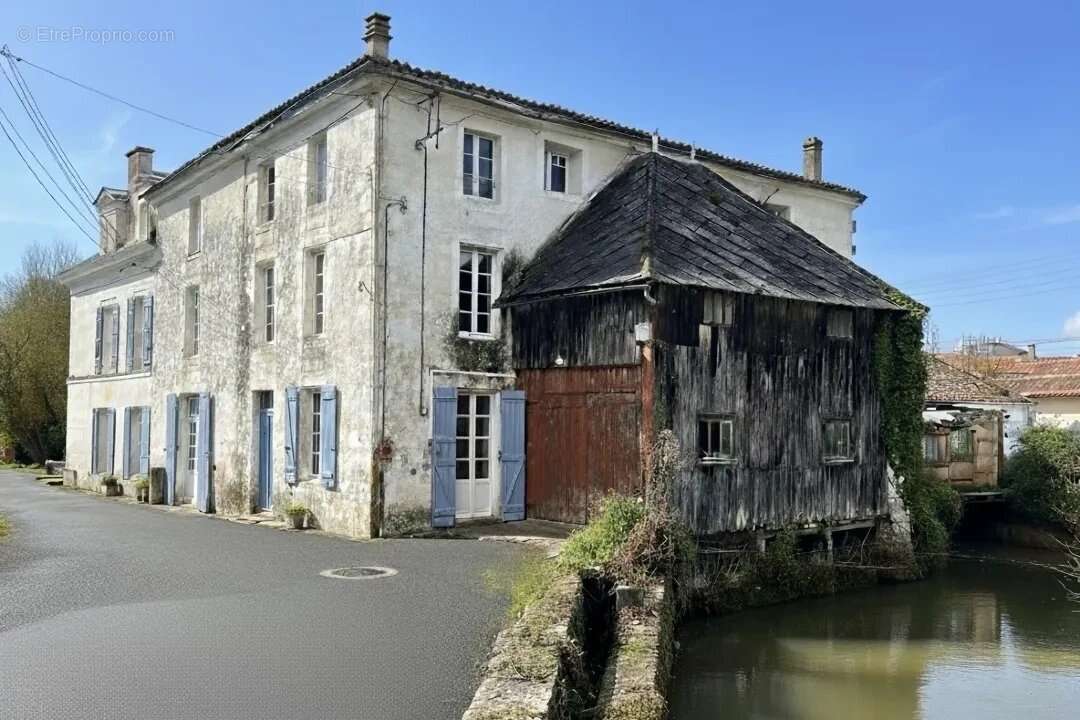 Maison à SAINT-JEAN-D'ANGELY
