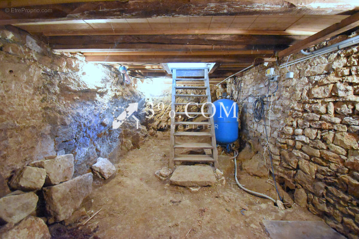 Maison de caractère de 280 m2 à rénover sur un terrain d'environ 950 m2 à FAVIERES - photo 10
