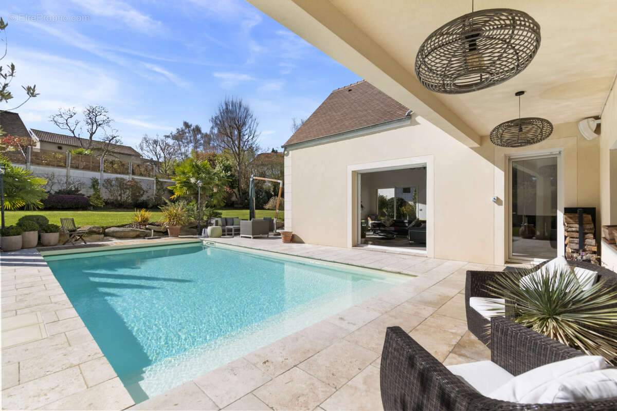 Maison à MORAINVILLIERS