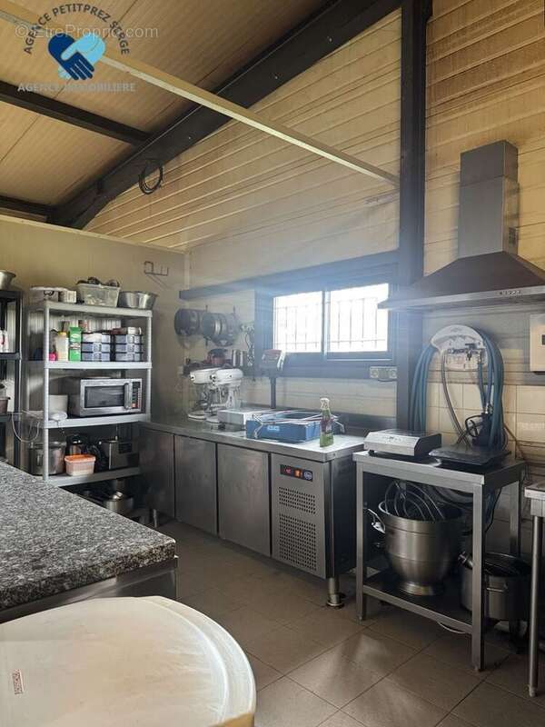 Commerce à LA MAGDELAINE-SUR-TARN