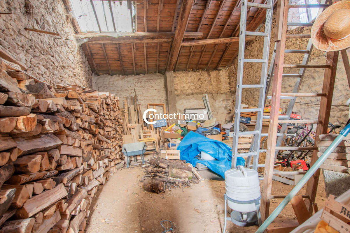 Maison à SAINT-VICTOR-MONTVIANEIX