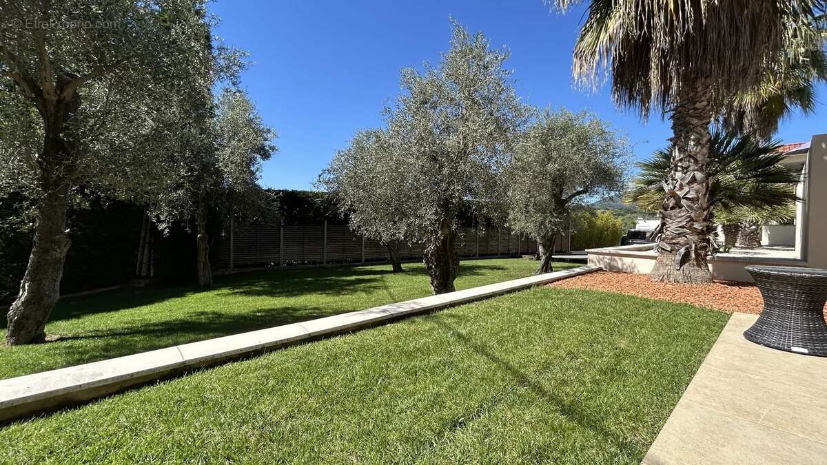 Maison à CHATEAUNEUF-GRASSE