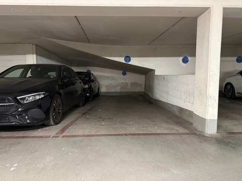 Vincennes centre – Deux places de parking en enfilade à vendre - photo 2