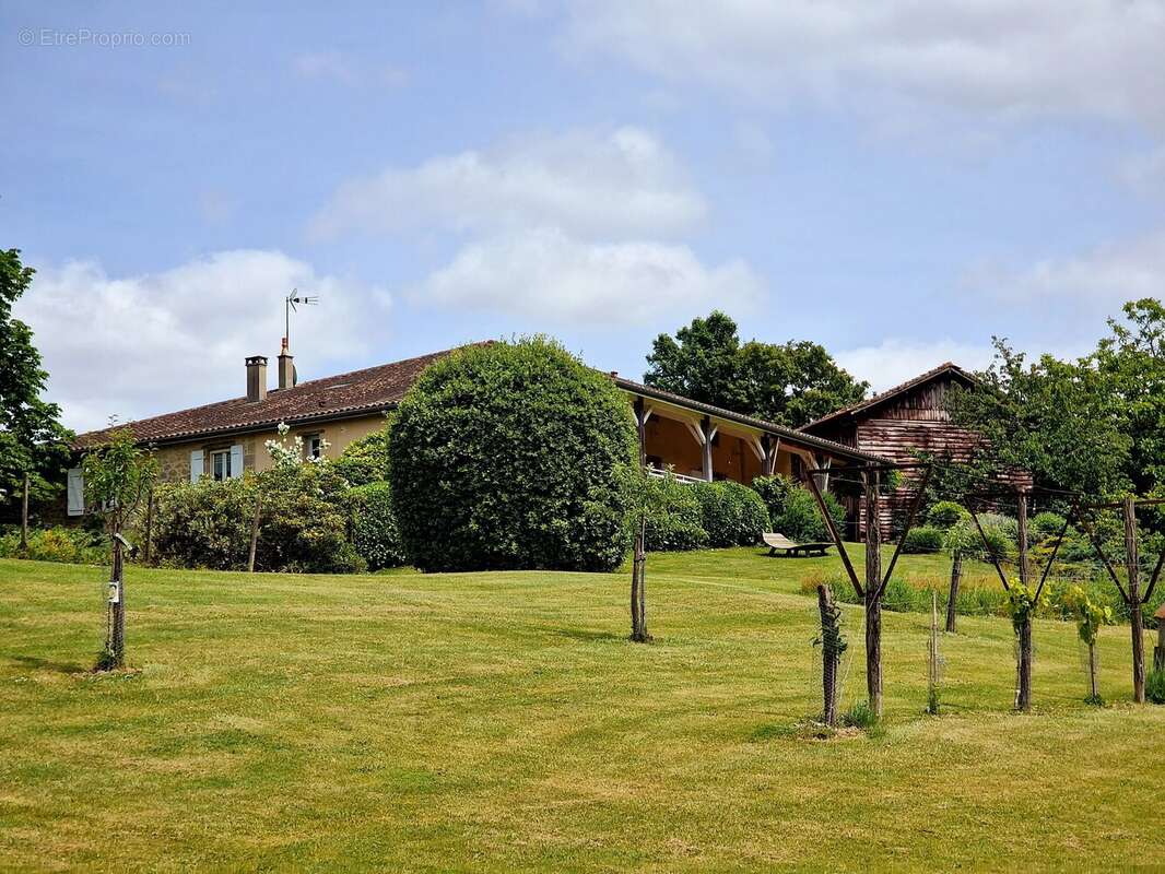Élégante Propriété de Campagne avec Gîte et Annexe dans un Cadre Paisible - photo 10