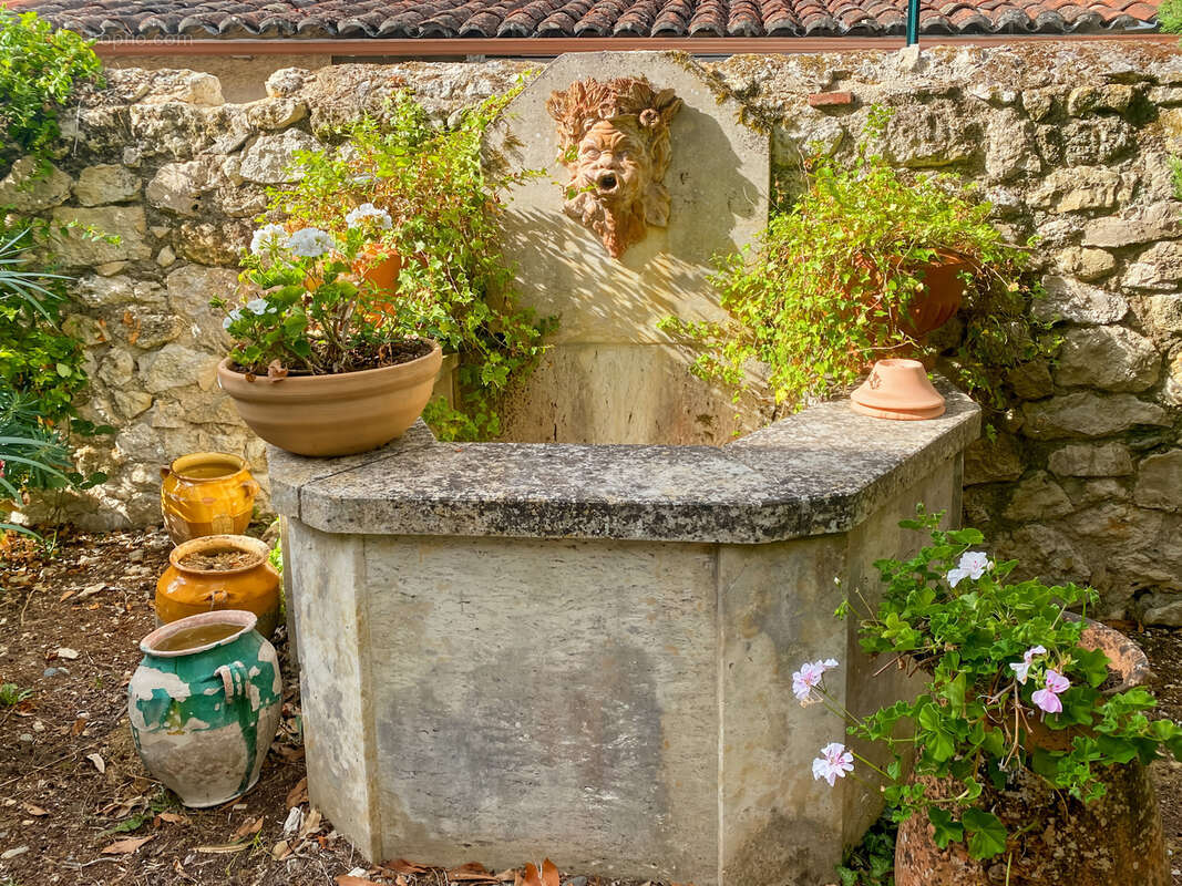 À Vendre – Maison de village en pierre (6 pièces) de 227 m² à Bazian (Gers) avec cour et jardinet - photo 24