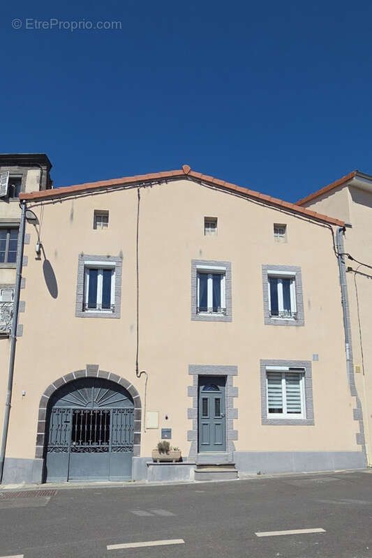 Maison à LA ROCHE-BLANCHE