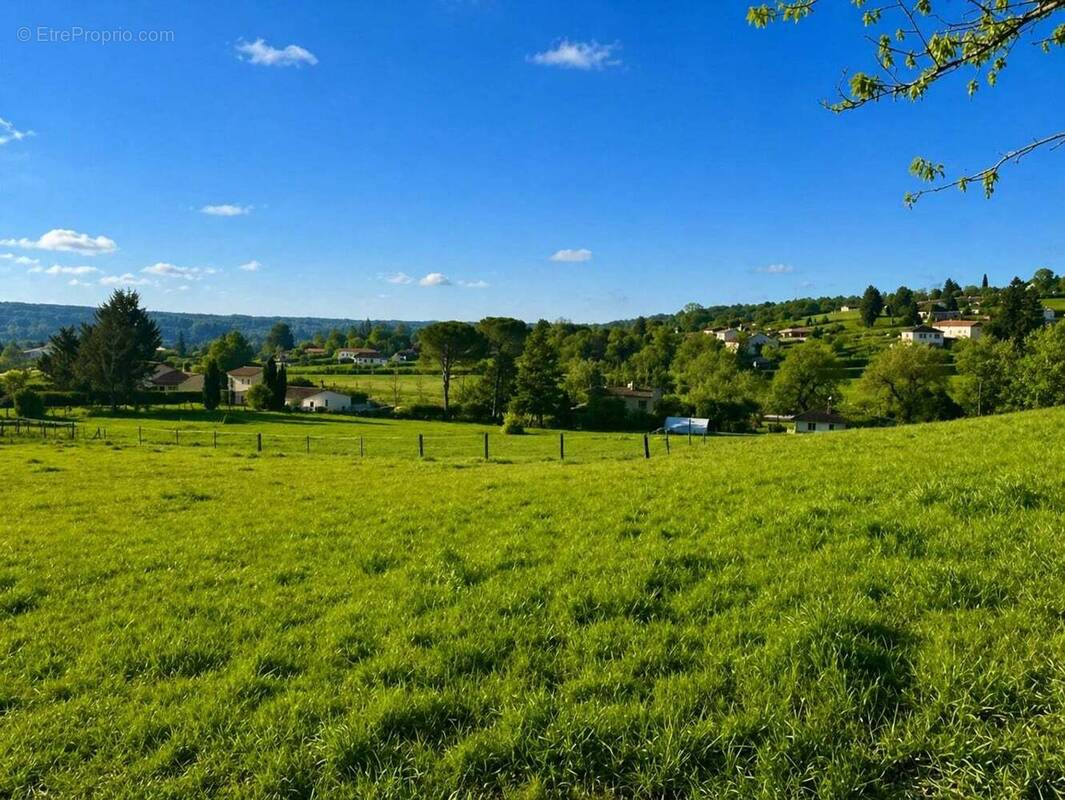 Terrain à VILLETOUREIX