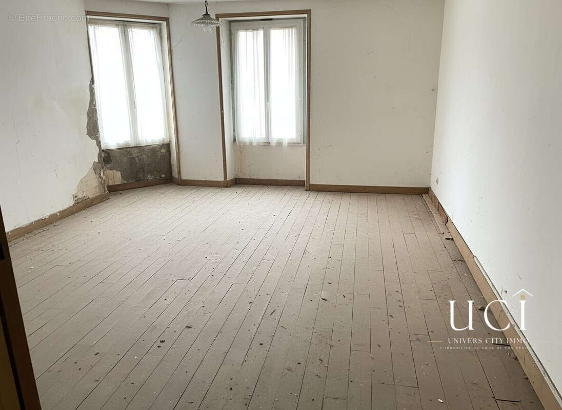 Maison 250 m² à La Regrippiere  - photo 2
