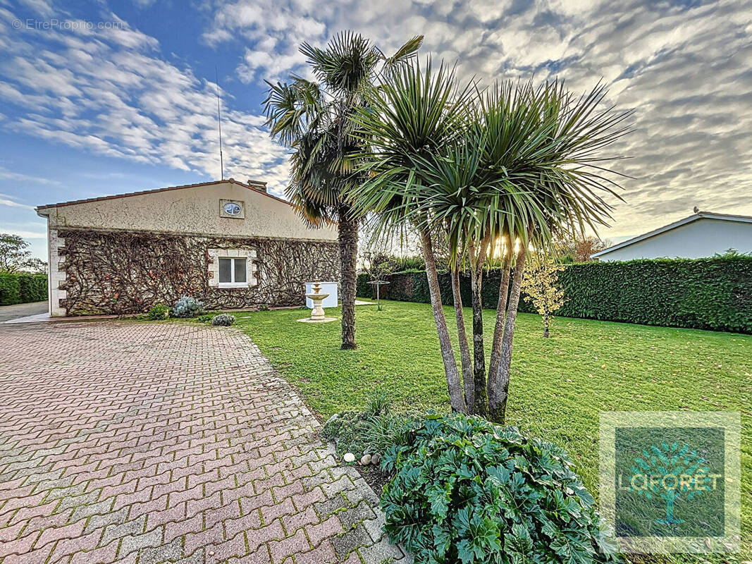 Maison à BUSSAC-FORET