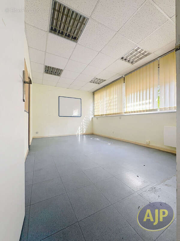 Local commercial Segre - photo 2