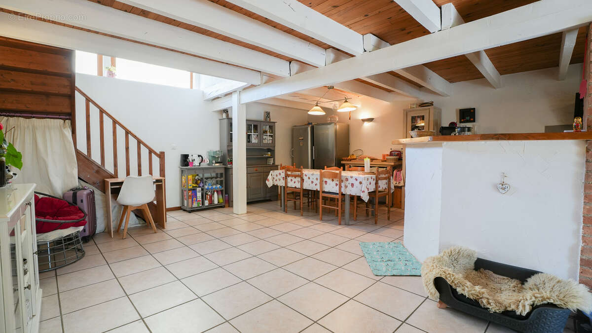 Centre bourg: ancienne ferme restaurée avec piscine - photo 10