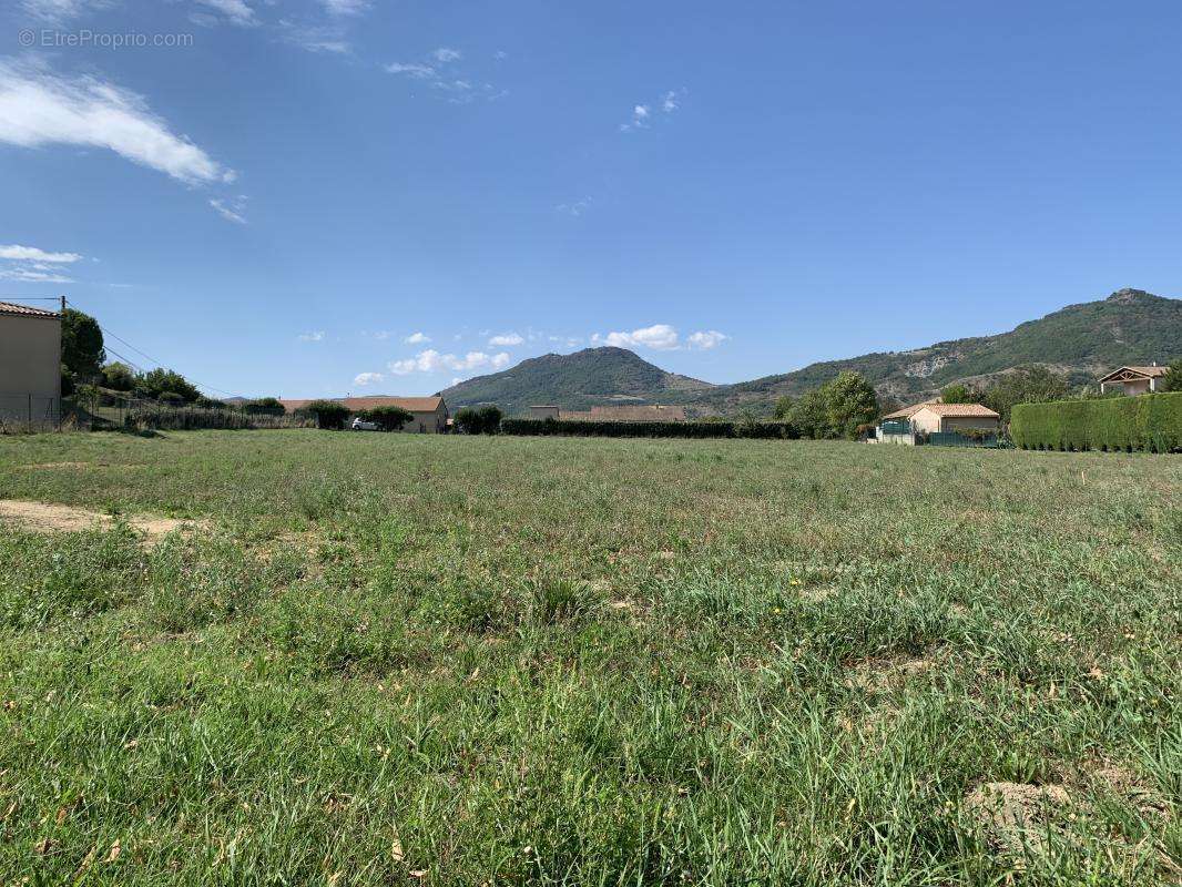 Terrain à SAINT-VINCENT-DE-BARRES