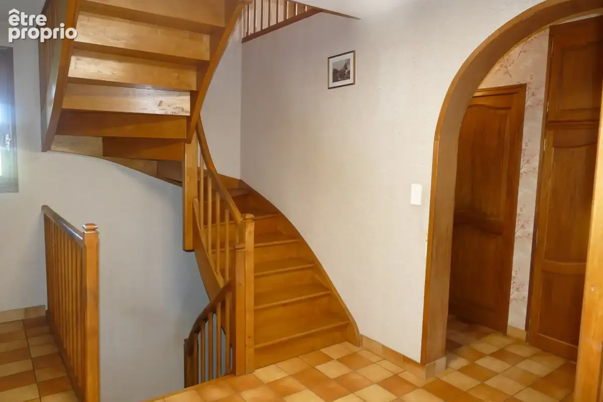 Maison 6 chambres avec 4600m2 de jardin, grand sous-sol, possibilité de vie en plain-pied (Calvinet-Puycapel, 15) - photo 11