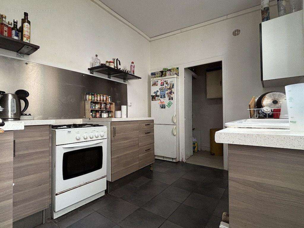 ...la cuisine ouverte de 8 m2 - Maison à POITIERS