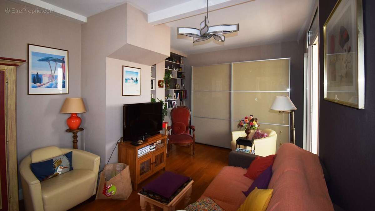 À VENDRE - PROCHE PARC DES SOURCES - Appartement T2 bis centre-ville de VICHY avec vue dégagée - photo 5