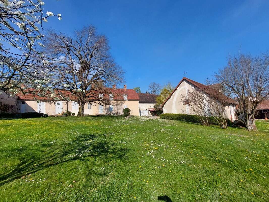 Maison à MONTAIGU-LE-BLIN