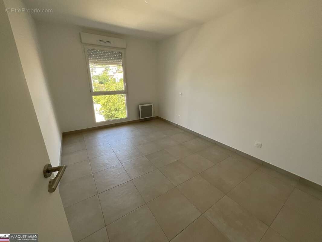 APT T4 offrant 90 m² avec terrasse 15 m² et parking au 4° étage avec ascenseur... - photo 6
