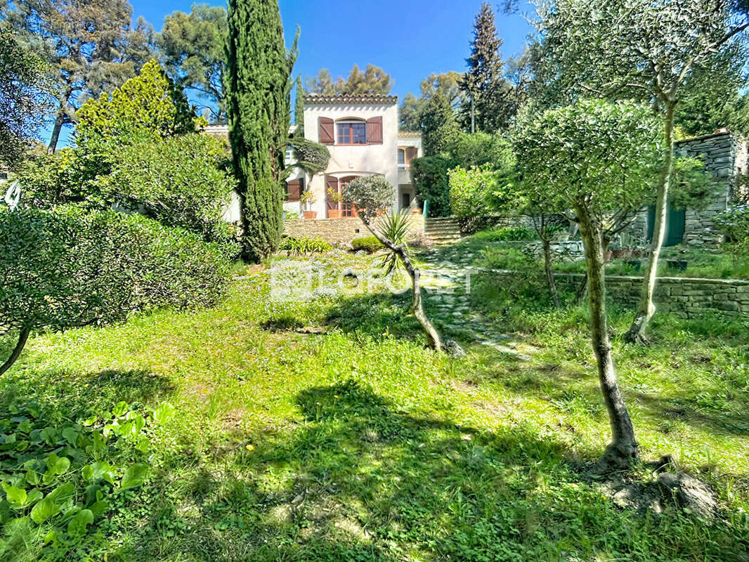 Maison à CEYRESTE