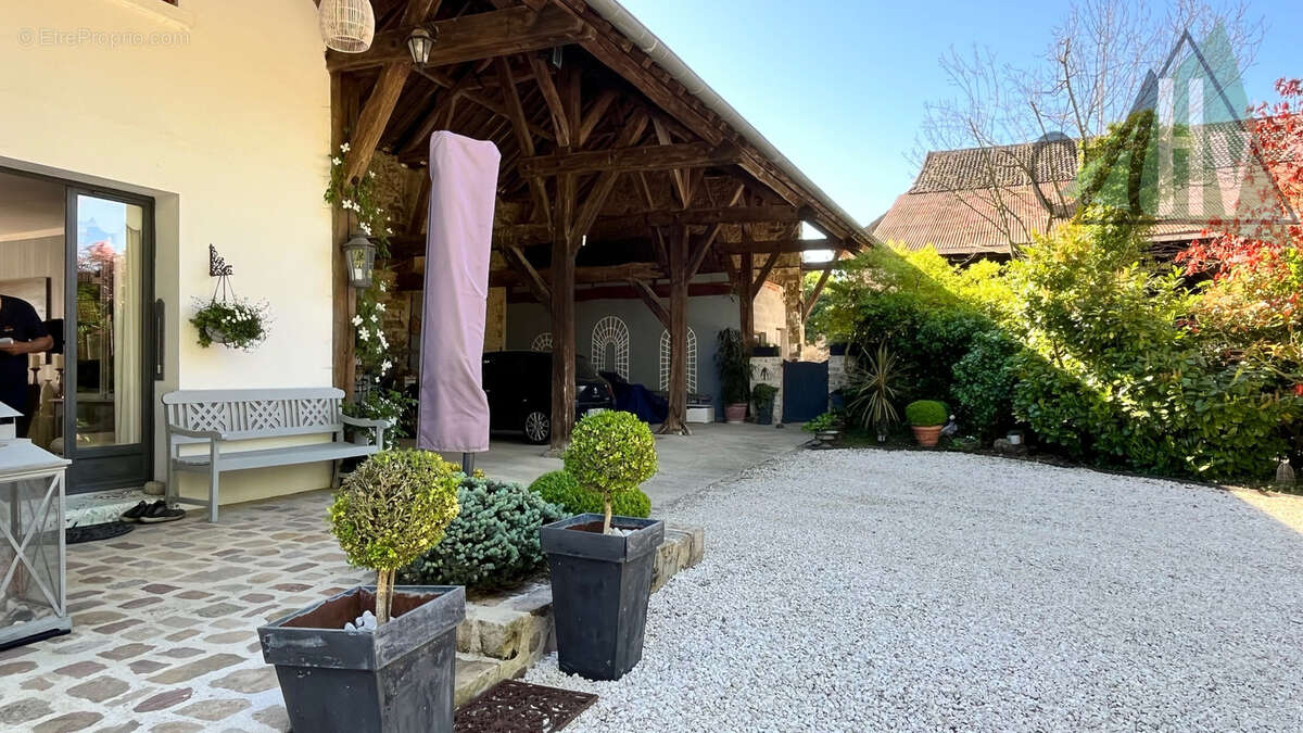 Maison ancienne rénovée - 4 chambres - Terrain 2000 m2 - photo 3