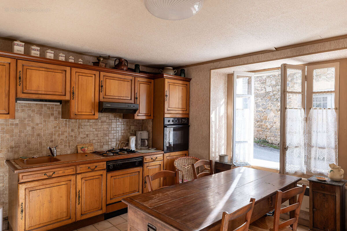 Maison à CHAMPAGNAT-LE-JEUNE